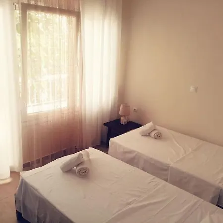 3 Room Apartment By The Beach - Free Parking Peraia  Exterior photo