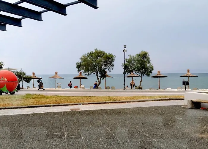 3 Room Apartment By The Beach - Free Parking