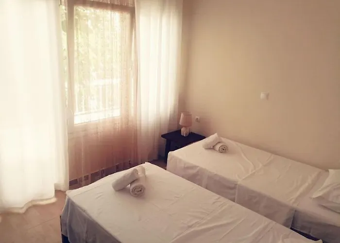 3 Room Apartment By The Beach - Free Parking