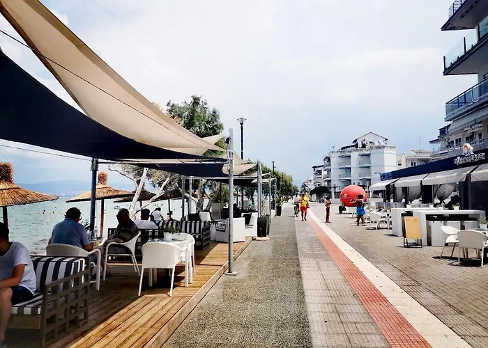 3 Room Apartment By The Beach - Free Parking